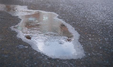 雨水浸湿的街道布满了排高清图片下载-正版图片502567856-摄图网
