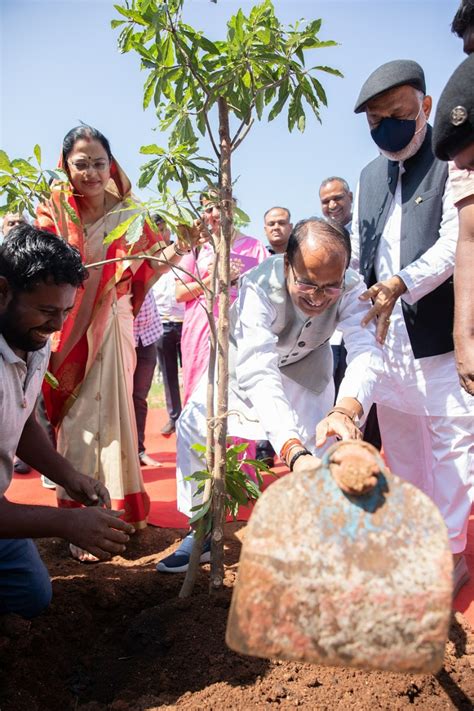 Telangana: MP CM Shivraj Singh Chouhan visits Kanha Shanti Vanam
