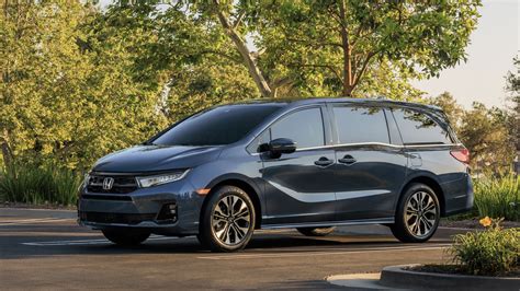 2025 Honda Odyssey vs. 2025 Toyota Sienna: 5 Key Differences - Autoblog