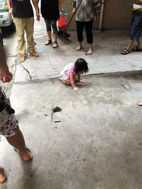 2岁女童从5楼坠下 砸中楼下轿车奇迹生还(图)_央广网