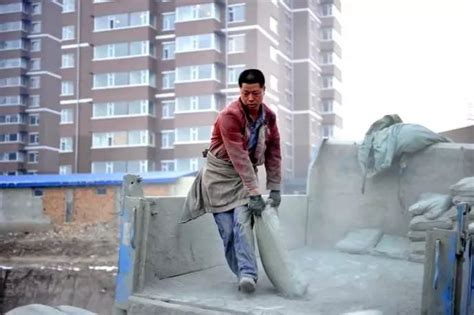 19岁准大学生来杭打工，每天搬砖几千斤，他的难言之隐让人泪目-城事-杭州19楼
