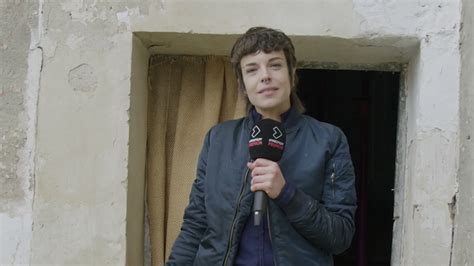 Pasamos un día de rodaje junto a Lucía Martín Abello: "Lo primero es despertar a Chesca"