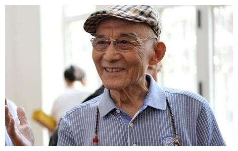 86岁游本昌近照，早年出家，后还俗娶妻，老婆去世晚年再入空门