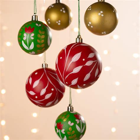 How To Hand Paint Christmas Ornaments - Projects | Plaid Online