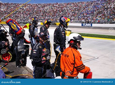 NASCAR - Pit Crew - Anticipation! Editorial Stock Image - Image of association, fast: 12912174
