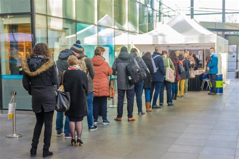 Line of People Voting 的图像结果
