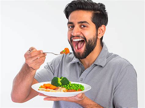 हिरड्यांमधून रक्तस्त्राव होण्यामागची कारणं आणि योग्य उपचार पद्धती | How ...