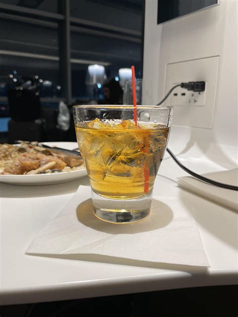 Single pour of whiskey tonight at EWR Polaris Lounge: : r/unitedairlines