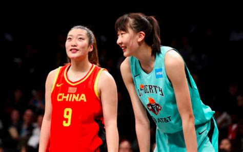 李梦WNBA首秀：赛前挎万元名包惊艳亮相 中国德比仅同场35秒_腾讯新闻