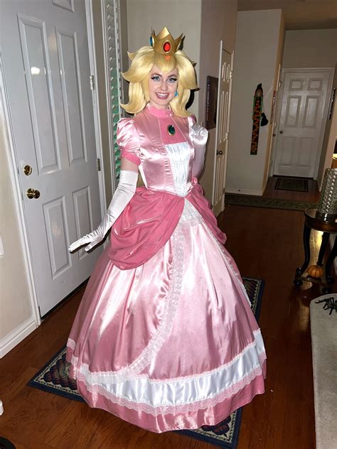 Princess Peach | Princess peach cosplay, Princess peach costume ...