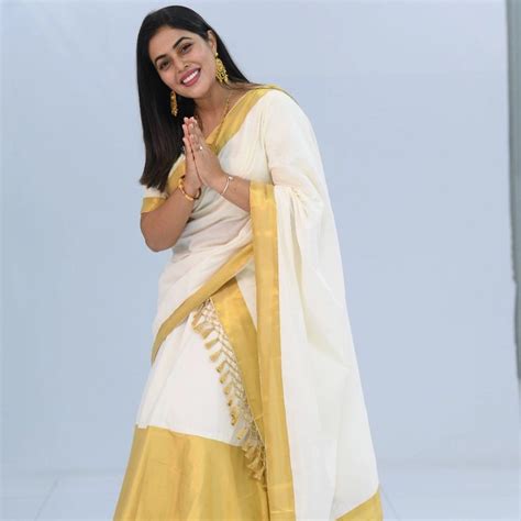 Actor Purna: ''ఓనమ్'' వేడుకలను భర్తతో కలిసి జరుపుకున్న నటి పూర్ణ ...
