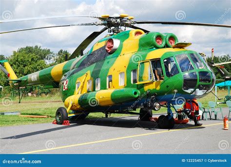 Hubschrauber Mi-8 redaktionelles stockfotografie. Bild von militärisch ...