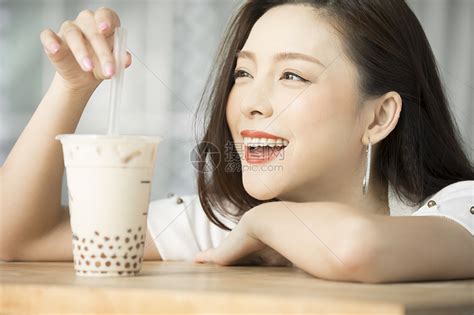 一个女人喝杯奶茶高清图片下载-正版图片502140457-摄图网