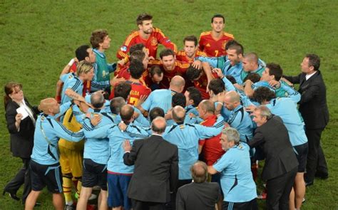 西班牙足球队现在为何这么强-为什么西班牙足球这么厉害呢？究竟地球上还有哪个国家队能...