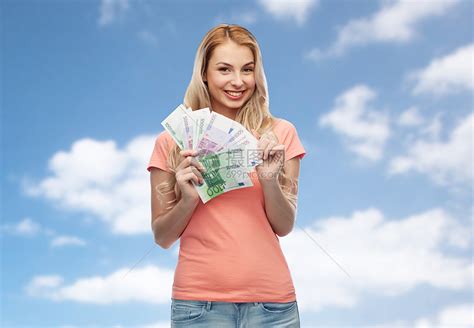 金钱,财政,投资,储蓄人的快乐的轻女人与欧元现金蓝天云彩的背景高清图片下载-正版图片300596040-摄图网