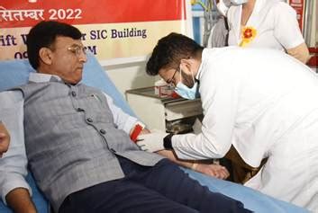 Dr. Mansukh Mandaviya inaugurates Blood Donation as a part of Raktdaan ...