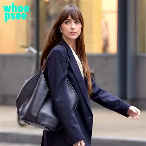 Dakota Johnson, bellezza indiscutibile sul set di “Materialists” a New York - Whoopsee