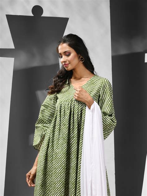 Green Cotton Suit Set With Leheriya Print – Charukriti
