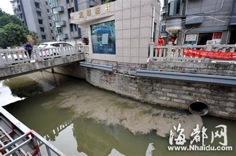点赞！柳州街头这井盖一踩上就翻转，很快，一群“泥水工”来了…_腾讯新闻