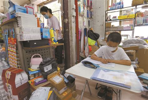 开在打工子女学校里的图书馆_孩子_值班_借书