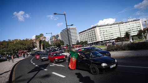 Centenas protestam em Lisboa contra aumento no IUC – Observador