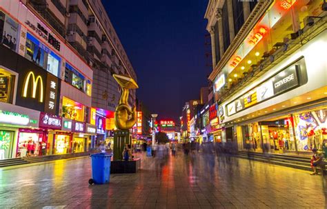 安徽合肥淮河路步行街，这里的夜间文化吸引了众多游客，好热闹|淮河|商业街|步行街_新浪新闻