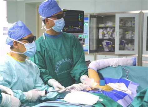 粤科网-3D“助攻”！院士团队在汕尾地区开展3D高清腔镜下皮下腺体全切同步假体植入术