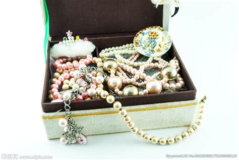 珠宝首饰图片-复古柜台上的珠宝首饰素材-高清图片-摄影照片-寻图免费打包下载
