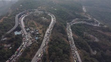 Mumbai Pune Expressway Traffic: एक्सप्रेसवेवरील महाकोंडीची गंभीर दखल ...