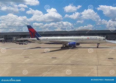 Delta Boeing 757-251 at Hartsfield-Jackson Airport in Atlanta, Georgia ...