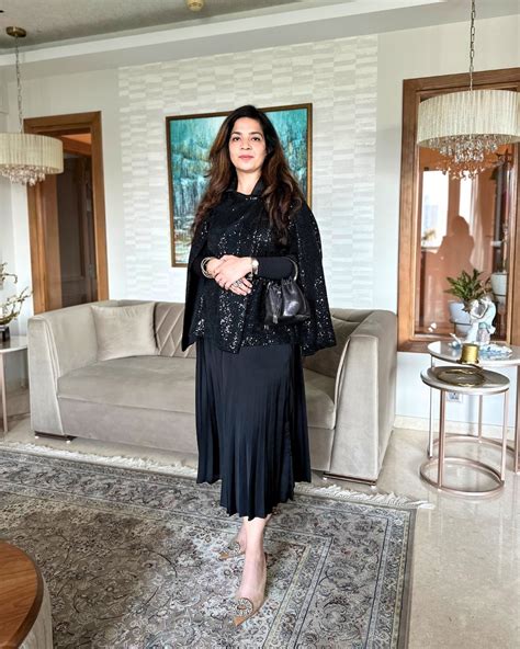 Black Sequin Cape – Anysa