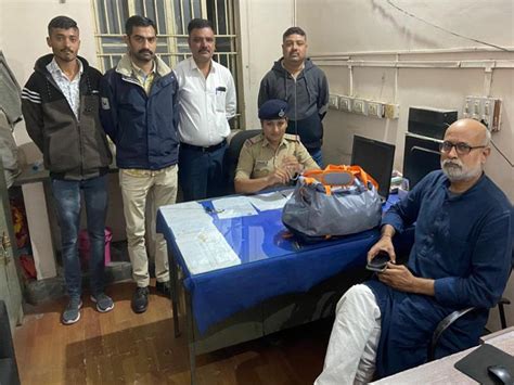 store owner return 25 lack rupee bag to old man of mahesana in rajkot ...