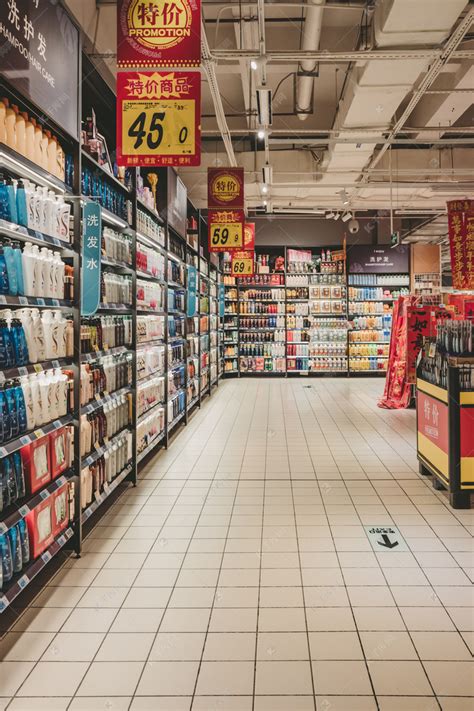 超市货架百货购物消费摄影图配图高清摄影大图-千库网