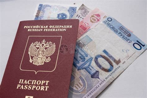 俄罗斯护照，俄罗斯的钱 — 图库照片©nelyninell＃52339439