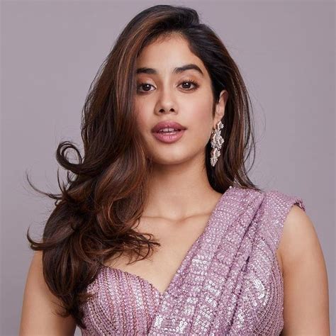 Kareena Kapoor Khan is majorly crushing on this lipstick | Vogue India