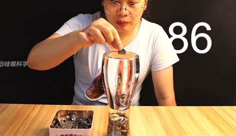 【哇喔科学V】装满水的杯子还能盛下多少硬币，30枚还是50枚？-科技视频-免费在线观看-爱奇艺