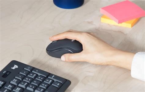 Buy Logitech MK295 Wireless Keyboard and Mouse Combo at Reliance Digital