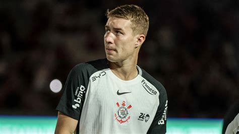 Torcida do Corinthians cobra jogadores na saída do CT Joaquim Grava