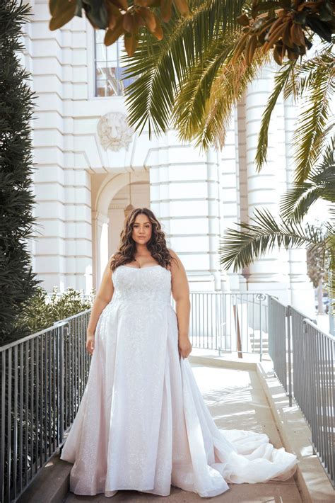 Sparkling Plus Size A-Line Wedding Dress with Sweetheart Neckline