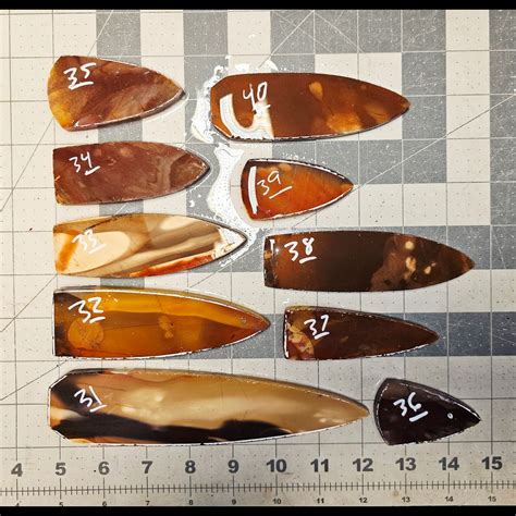 Page 4 Mookite Preforms, Flintknapping Slabs. – Flintknapping traditions