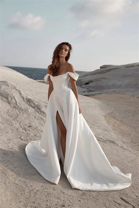 14 Simple & Elegant Wedding Dresses | Nearlywed Weddings