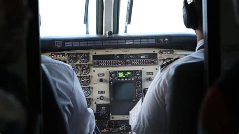 SpiceJet flyers try to force their way into cockpit, offloaded - Rediff ...