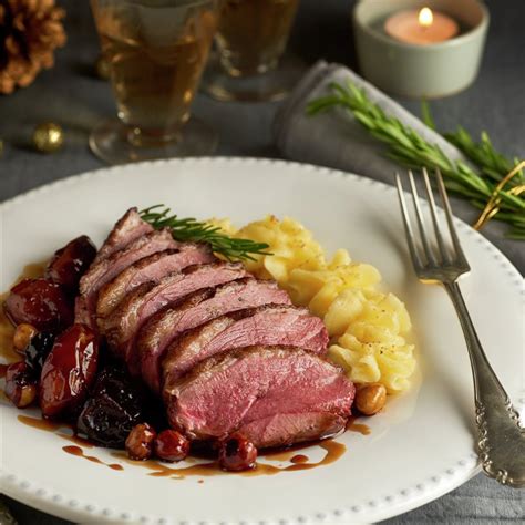 Magret de pato con salsa de ciruelas y puré de patatas