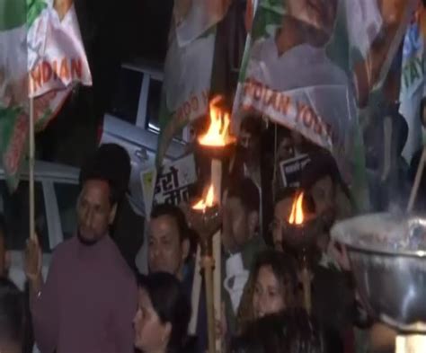 Himachal Youth Congress holds torch protest march against Rahul Gandhi ...