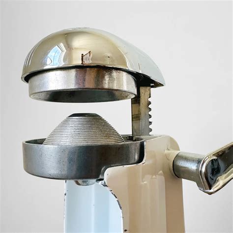 How Does A Cold Press Juicer Work | Storables