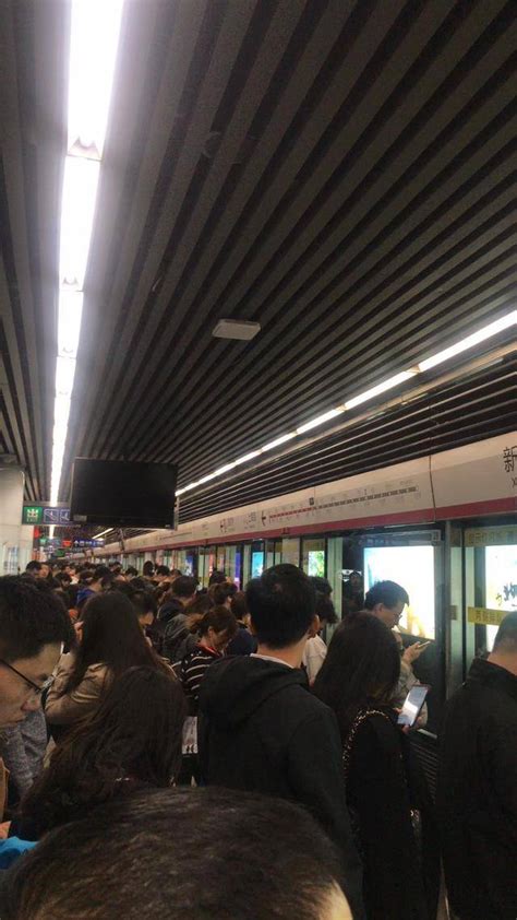 南京一地铁口被大量共享单车堵死 网友表示绕圈才能进站