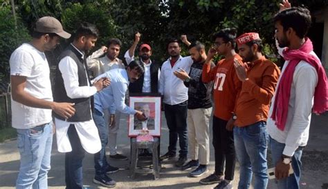 सपा संरक्षक मुलायम सिंह के जन्म दिवस पर काटा केक, बांटी मिठाई - SP ...