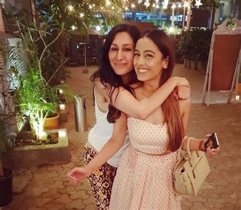 Bigg Boss 12: Post-eviction, Srishty Rode bonds with Karanvir's wife ...