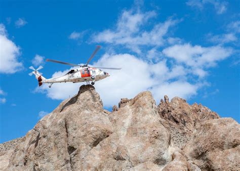美军直升机执行搜救任务时坠毁，4名机组人员在荒野中过了一夜才获救