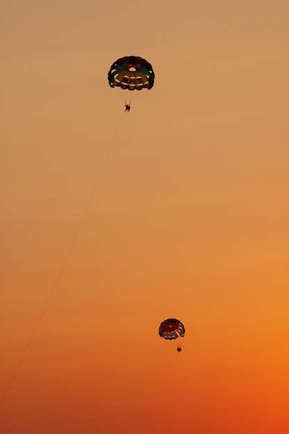 Parachuting Sunset 的图像结果